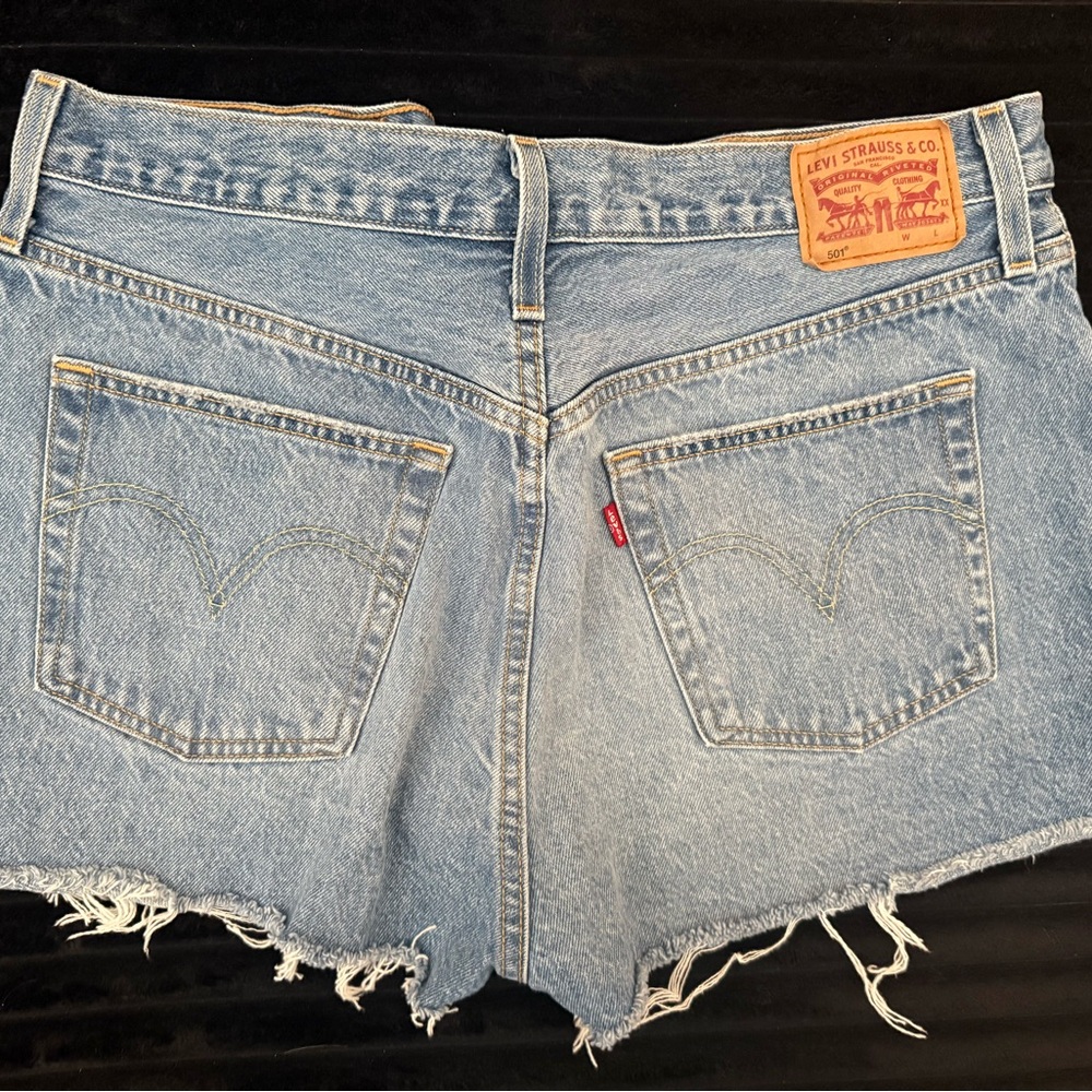 Distressed Levi 501 - Picture 2 of 2